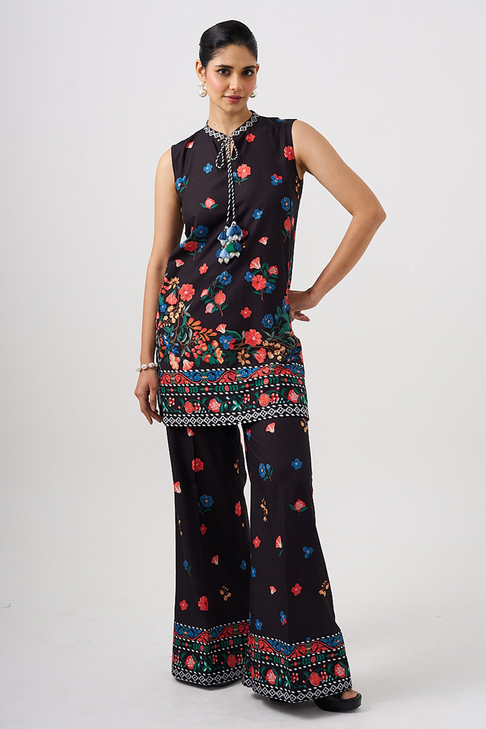 Placement Print Black Sleeveless Kurta With Pants