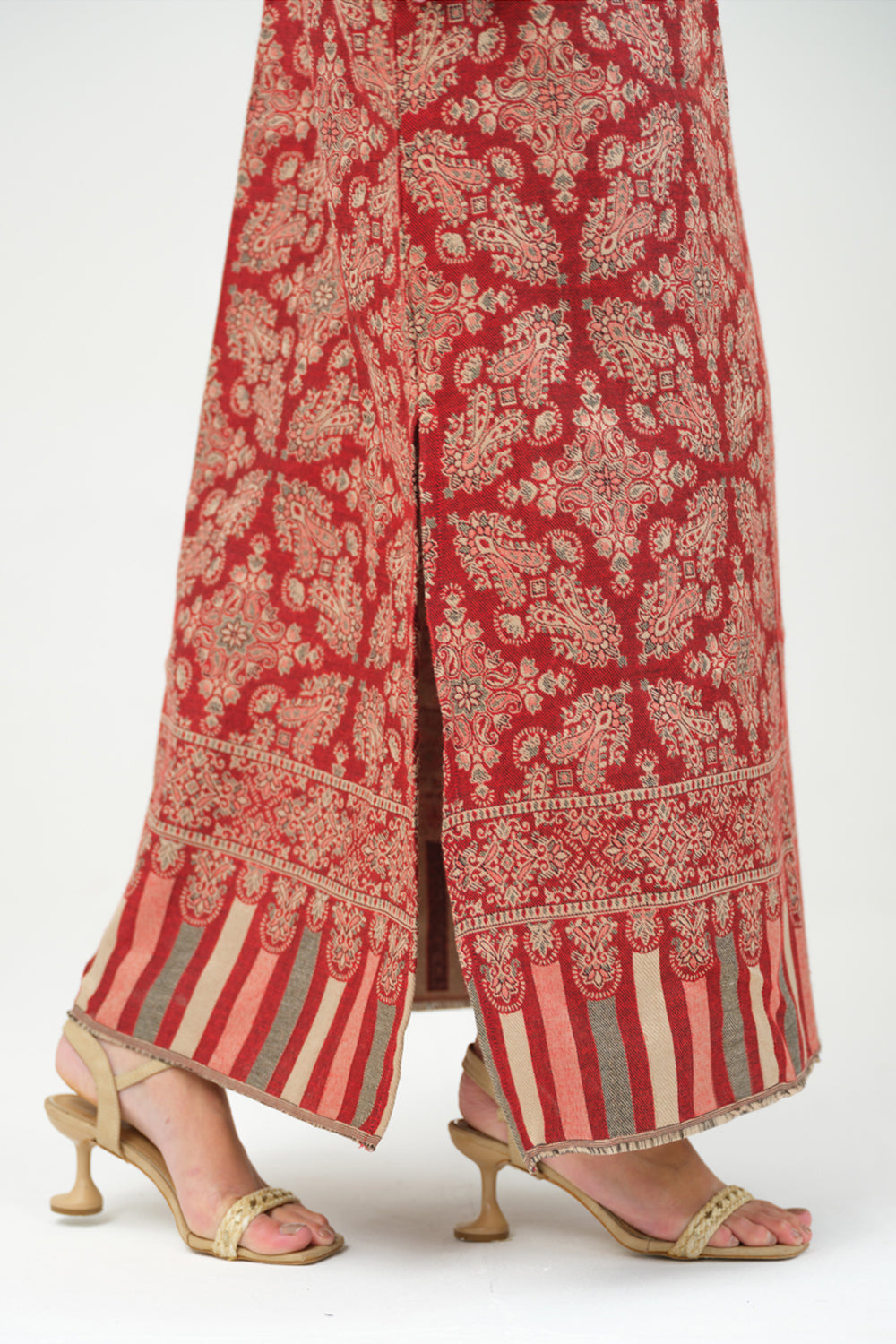 Arushi Mehra In Our Inaaya Embroidered Shawl Kaftan (Red)