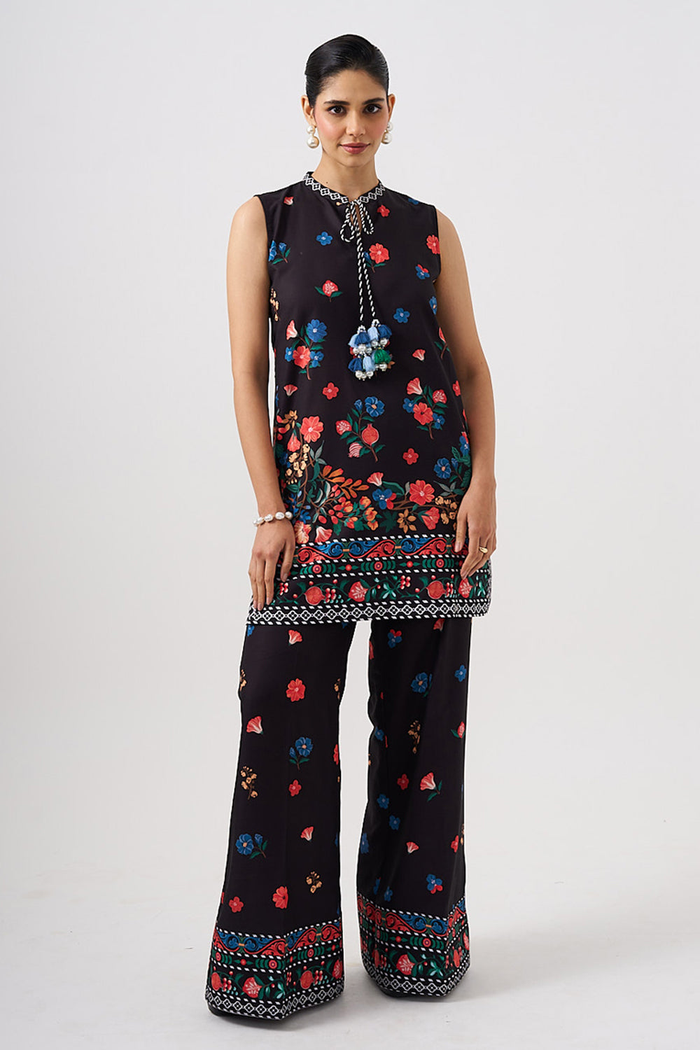 Placement Print Black Sleeveless Kurta With Pants