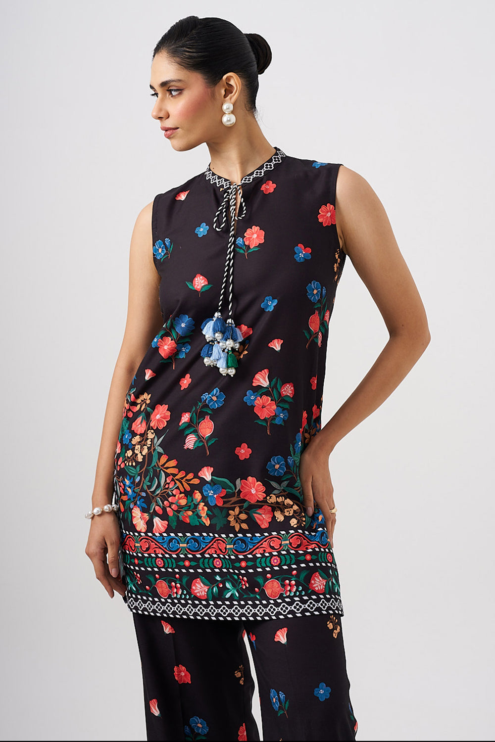 Placement Print Black Sleeveless Kurta With Pants
