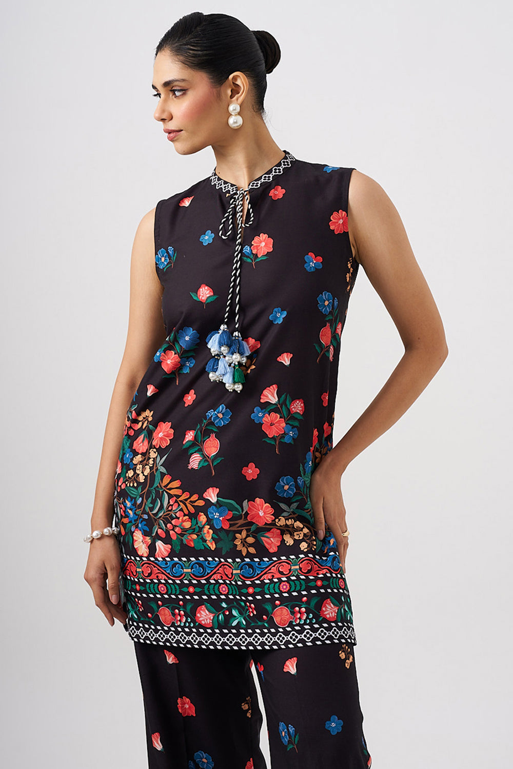 Placement Print Black Sleeveless Kurta With Pants