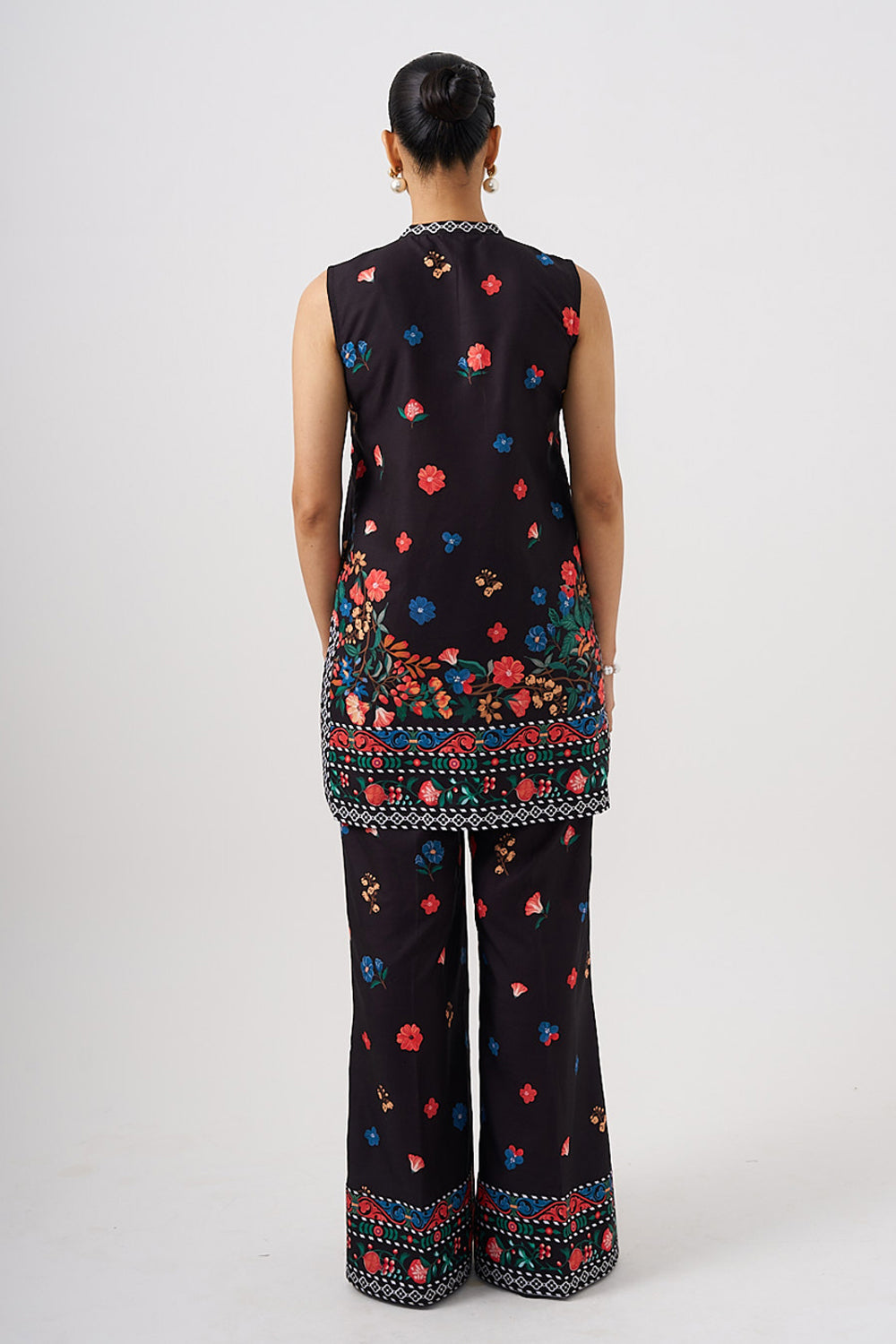Placement Print Black Sleeveless Kurta With Pants