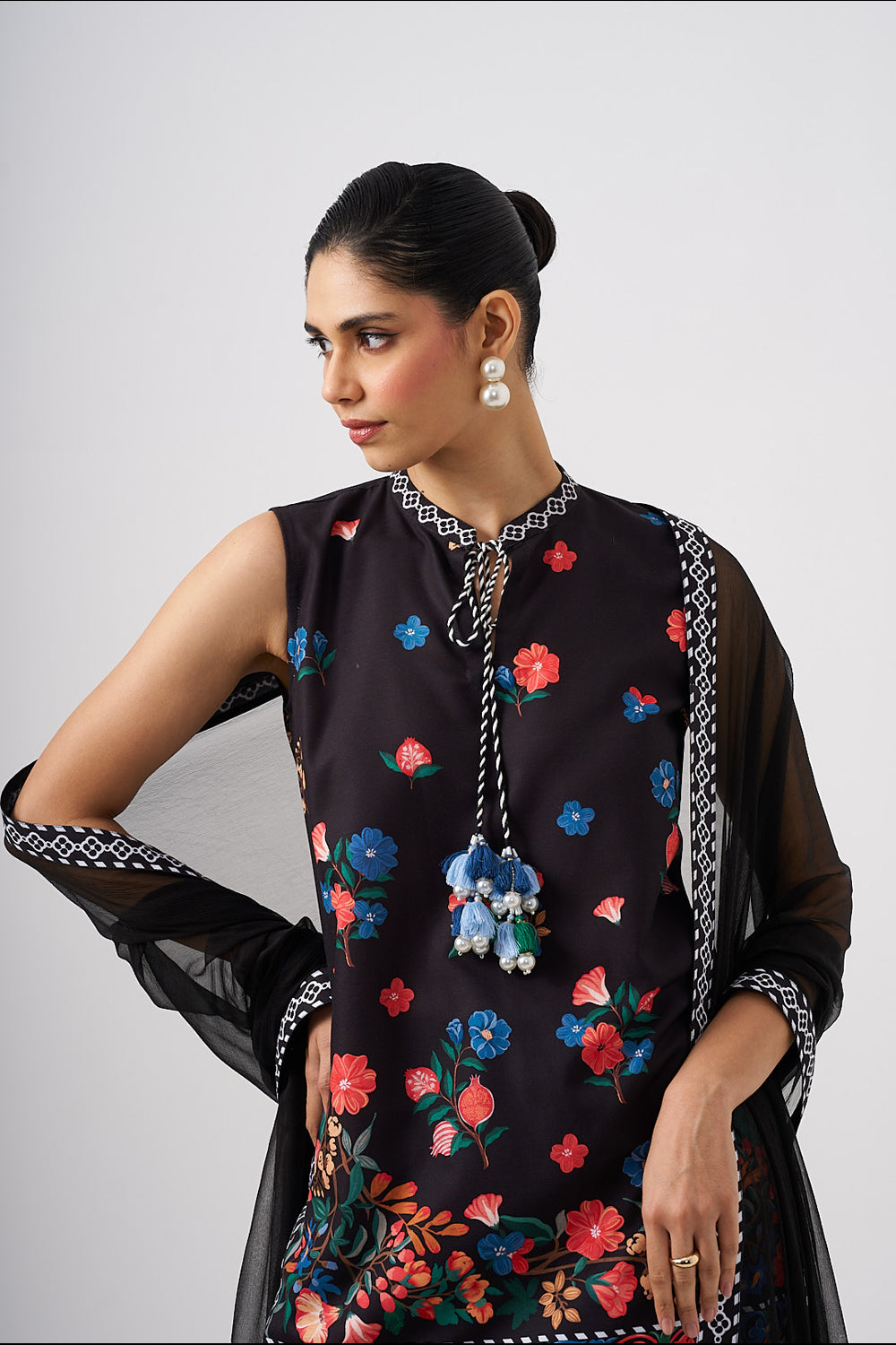 Print Black Sleeveless Kurta With Pants and Dupatta